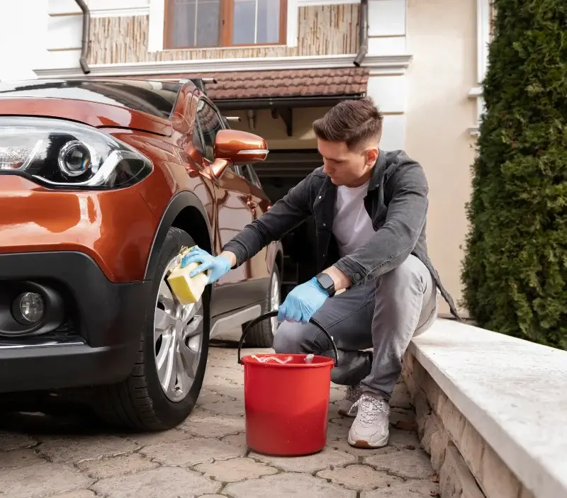Lavage auto à domicile Savigny-en-Septaine : professionnel intervenant sur un véhicule